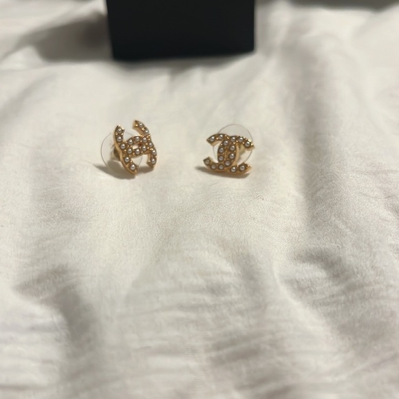 Chanel earrings comes with tags never worn - Picture 7 of 11